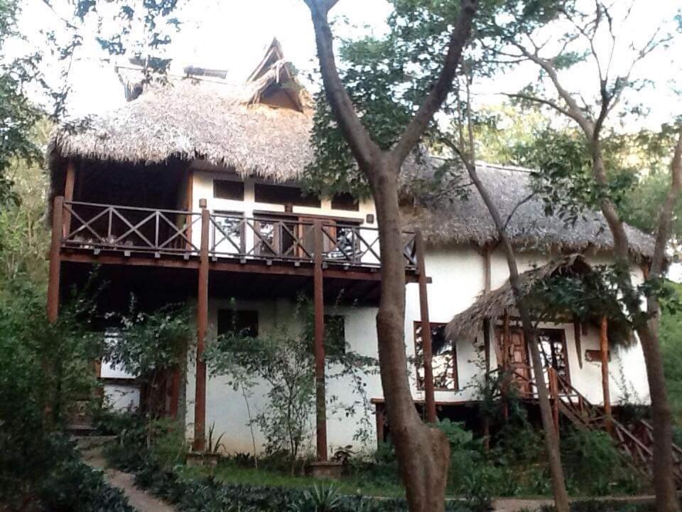 Tuani Ecolodge Tola Exterior photo